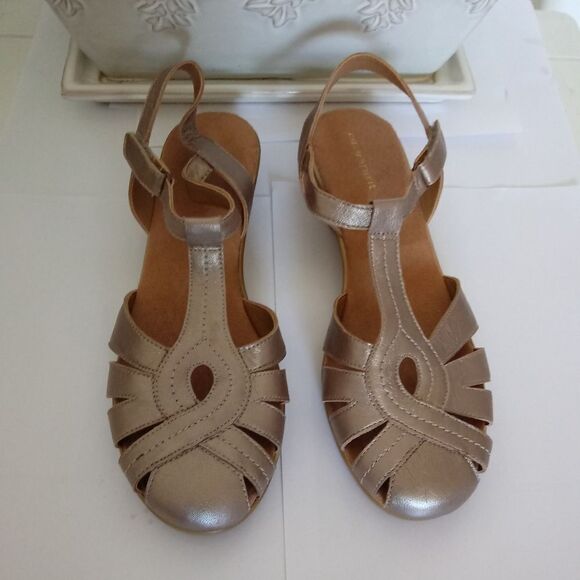 Easy Spirit Leather Metallic Tan 1.5” Sandals - Picture 5 of 7